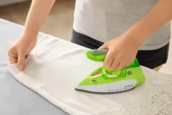 Sencor Silitysraudat Ja Vaatehöyrystimet<Matkasilitysrauta Kulkee Helposti Ja Vaivatta Mukana. 1.100W Ja Keraaminen Pohjalevy Takaavat Hyva Silitystuloksen. Pitka 1,9M Johto, Drip-Stop Ja Pysty Hyory -Toiminnot.